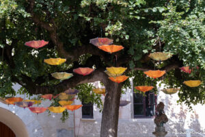 Le place du Reviron décoré pour le Festival Arts et Vigne